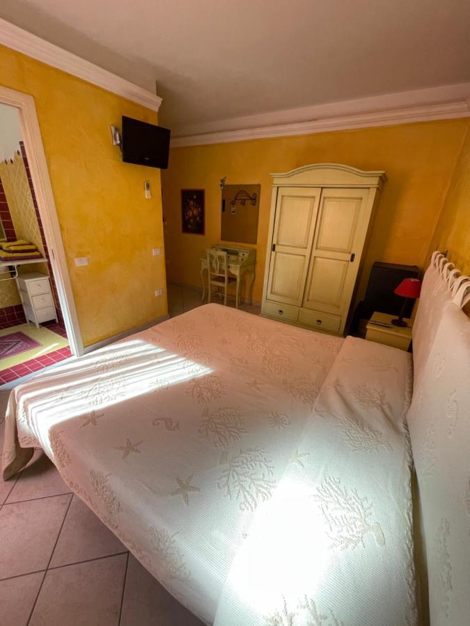 B&B Le Farfalle Palau Buitenkant foto