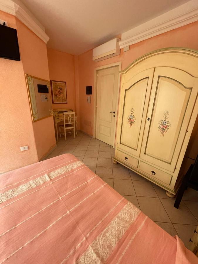 B&B Le Farfalle Palau Buitenkant foto